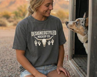 Mockup da camiseta Comfort Colors 1717 Pepper: Vida no rancho do oeste com cachorro para vestuário pet, Instagram, Pinterest e outras redes sociais.