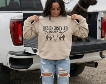 Mockup de moletom Gildan 18000 Sand Crewneck, estilo country, visual de frente para caminhonete, para o oeste rural.