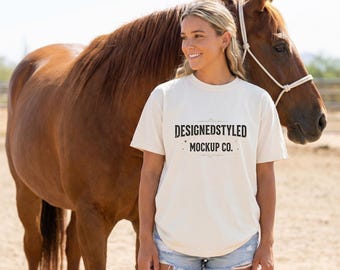 Mockup da camiseta Comfort Colors 1717 cor marfim, estilo rancho, para cavalos, modelo CC1717 com estética de trilha empoeirada.