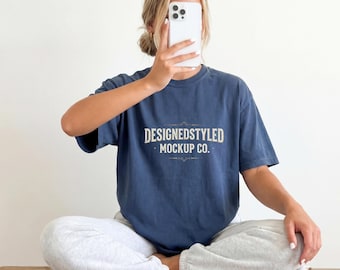 Maqueta de camiseta Comfort Colors 1717 Midnight, ambiente minimalista neutro para el hogar