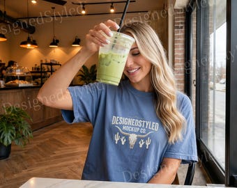 Mockup de calça jeans azul Comfort Colors 1717, mockup de camiseta para cafeteria, foto de estilo de vida de um café com matcha gelado.
