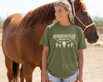 Mockup da camiseta Comfort Colors 1717 de cânhamo, verde-oliva estilo rancho desértico, estilo country/equestre.
