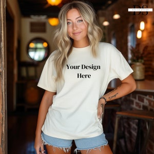 Comfort Colors C1717 Elfenbein Hemd Mockup, Oversized Mockup, Elfenbein Hemd, Elfenbein Farbe Komfort Farbe Hemd Mockup, Modell Mockup, Lebensstil