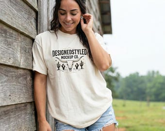 Mockup da camiseta Comfort Colors 1717 cor marfim, arquivo digital para modelo Lifestyle Barn, estilo rancho rústico da Geórgia, mockup de camiseta boho western.