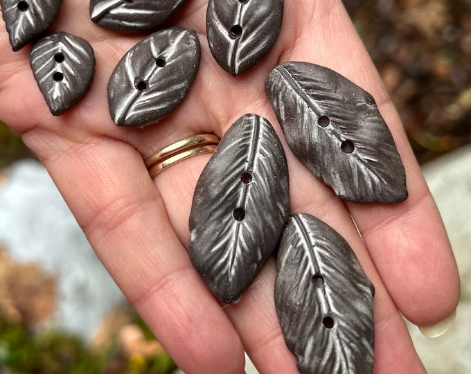 Preta Folha Artisan Buttons-Black Ceramic Buttons-Leaf button-Toggle button- black button-grey button-pottery button-unique button-leaf art