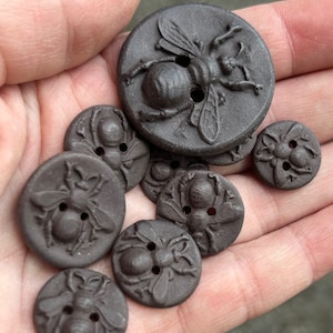 Keramik &#39;Biene schwarz&#39; Knöpfe-Handwerker Knöpfe-Ton Knopf-Handgefertigte Biene Knopf-Biene Idee-Biene Geschenk-Keramik Knopf-Ton Knopf