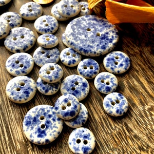 Bedel knopen met spatwerk-handgemaakte porseleinen knopen-blauwe spetterwerk-blauwe en witte ambachtelijke knopen-landknopen