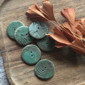 Botón artesanal con ondas turquesas - Botón artesanal llamativo - Botón verde grande - Botón llamativo - Botón de cerámica - Botón de cerámica - Botón turquesa
