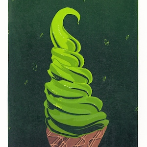 Może przedstawiać: Grafika przedstawiająca zielone lody matcha w rożku. Lody są skręcone i osadzone na brązowym waflu. U dołu widnieje napis "Matcha Mania".