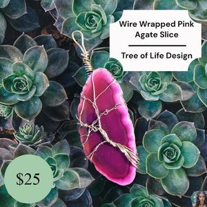 Może przedstawiać: Różowy agat w kształcie plastra z drzewem życia owiniętym drutem. Agat umieszczony jest na tle zielonych sukulentów. Tekst "Wire Wrapped Pink Agate Slice Tree of Life Design" jest wyświetlany nad agatem. Tekst "25 €" jest wyświetlany w kółku pod agatem.
