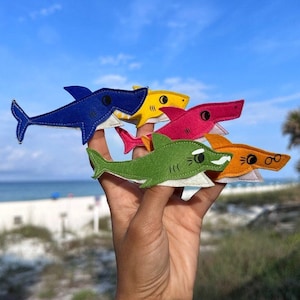 Marionnettes à doigts de requin, jouets pour bébés requins, famille en feutre de requin, créatures marines, cadeau Montessori pour bébé image 1