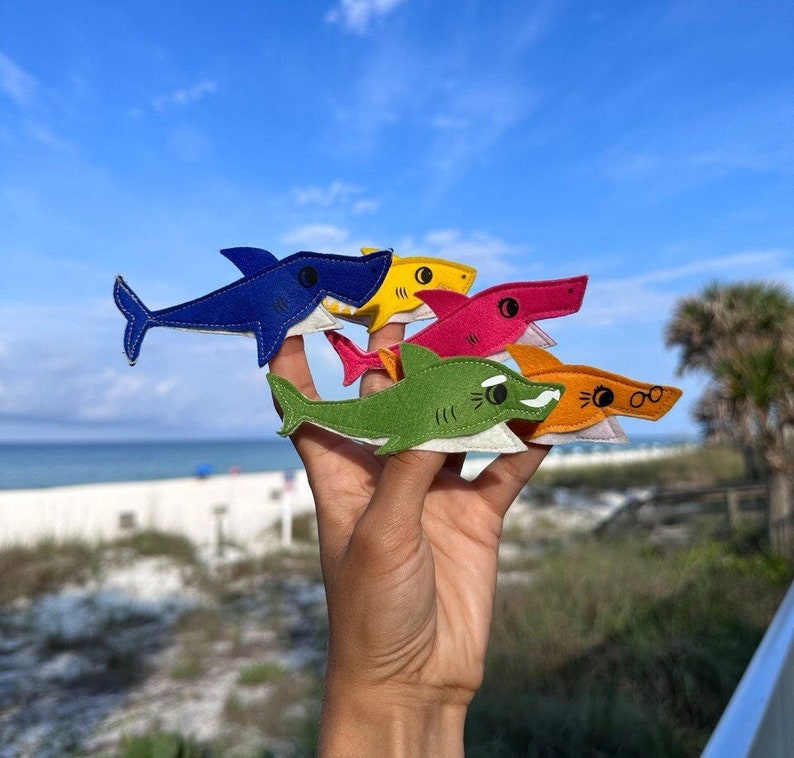 Marionnettes à doigts de requin, jouets pour bébés requins, famille en feutre de requin, créatures marines, cadeau Montessori pour bébé image 1