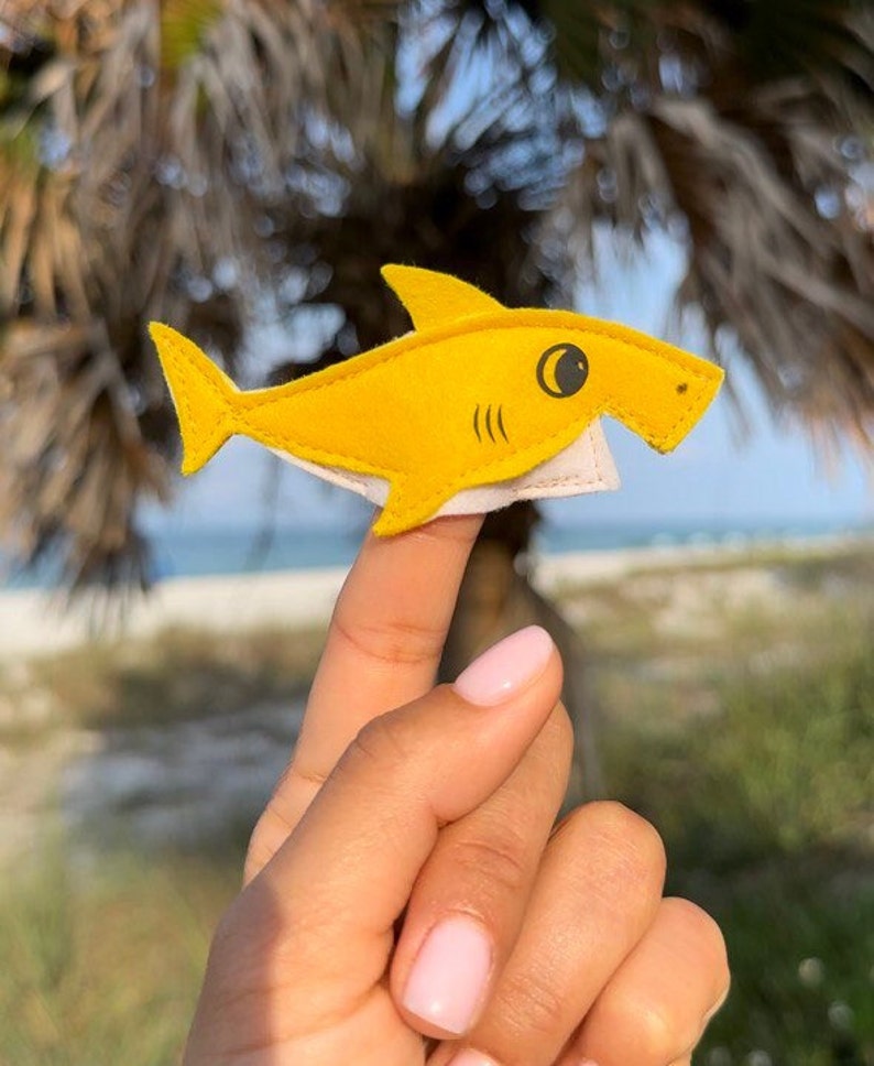 Marionnettes à doigts de requin, jouets pour bébés requins, famille en feutre de requin, créatures marines, cadeau Montessori pour bébé image 2