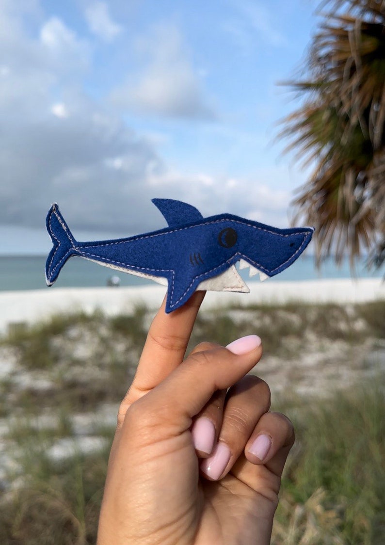 Marionnettes à doigts de requin, jouets pour bébés requins, famille en feutre de requin, créatures marines, cadeau Montessori pour bébé image 4