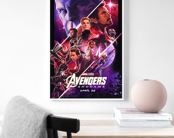 Op de afbeelding: Een filmposter voor Avengers: Endgame, met de Avengers-personages in een dramatische pose. De poster is geplaatst tegen een paarse en blauwe achtergrond met een grote, gloeiende maan. De tekst "Avengers: Endgame" staat in grote, witte letters onderaan de poster, met de releasedatum "April 26" eronder.