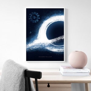 Może przedstawiać: Czarno-biały plakat z niebiesko-białą ilustracją czarnej dziury z napisem "Interstellar" na dole.