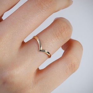 14K solid Gold Curve Ring, gebogener Ring, Stapelring, gebogenes Ehering, zierlicher V-Ring, Chevron Stapelring, zarter V-Ring