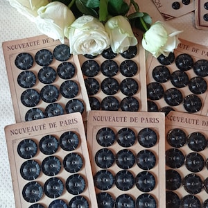 Carte de 12 boutons noirs anciens des années 1920-1930. Fabrication Française