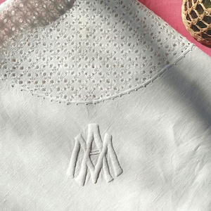 Serviettes en coton lavé biologique blanc motifs brodés à rayures