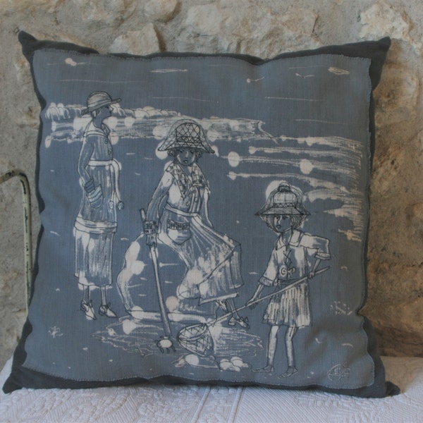 Coussin illustré à la main "La peche aux crabes " réalisé avec du lin et du kelch ancien