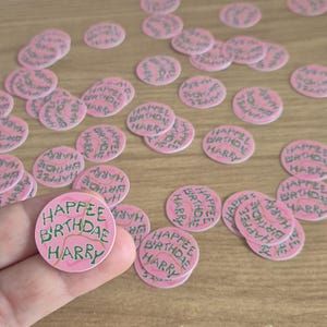 Réplica de bolo rosa com confete personalizado de feliz aniversário escrito incorretamente (espalhamento de mesa, decoração de cartão, scrapbooking)