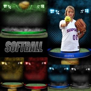 Puede incluir: Una jugadora de softbol con una camiseta blanca con detalles azules y rojos, sosteniendo una pelota de softbol y un guante. La camiseta tiene el texto "SIMPSON" y el número "00". La jugadora está de pie sobre una plataforma azul con el texto "ARC4SPORTS". El fondo es una cuadrícula azul y verde con focos.