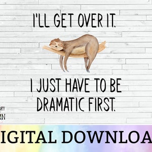 Puede incluir: Descarga digital con un perezoso de acuarela descansando en una rama, con el texto "I'll get over it. I just have to be dramatic first." La parte inferior de la imagen dice "DIGITAL DOWNLOAD".