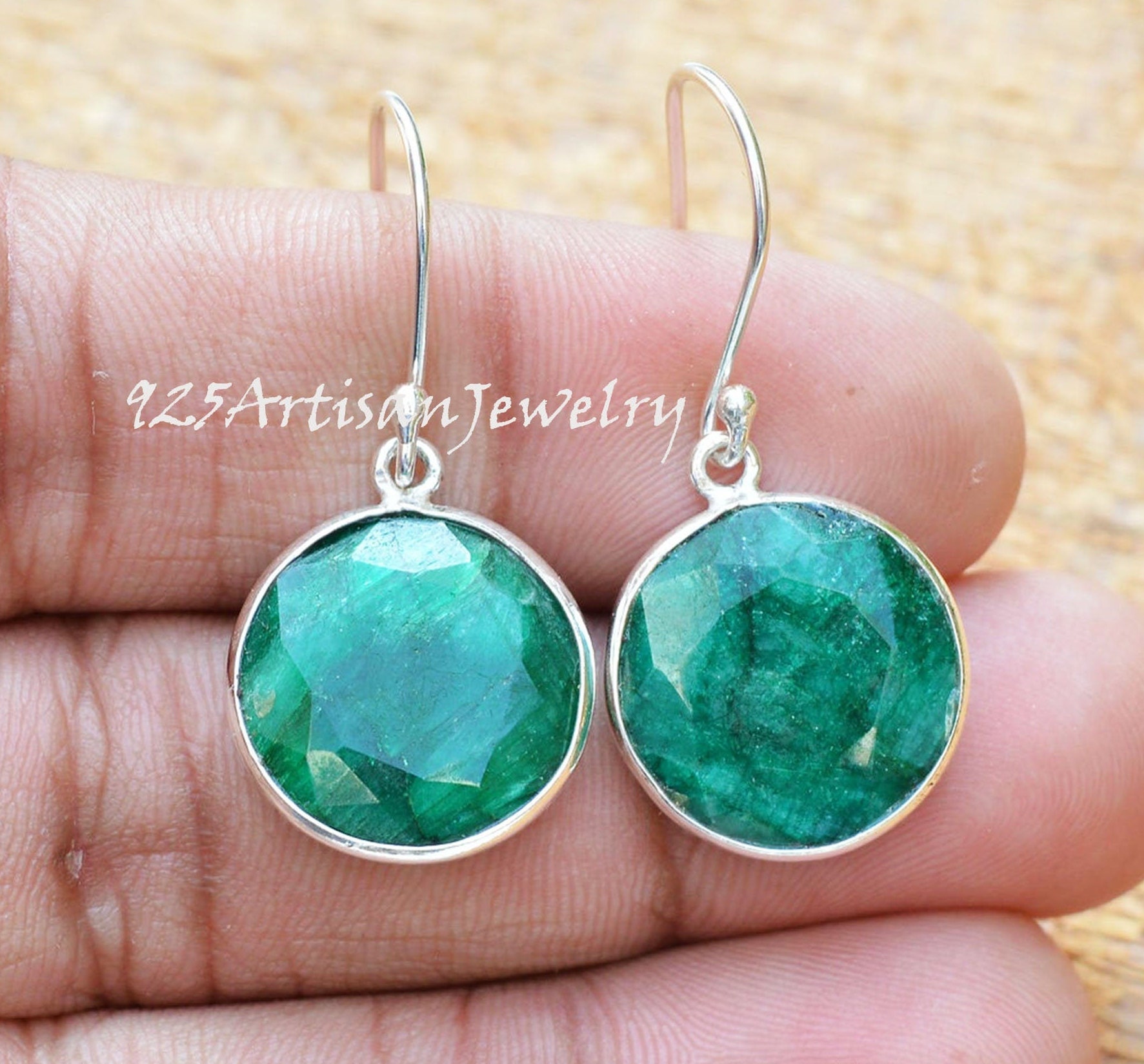 エメラルドグリーンのスターリングシルバーイヤリング：ファセット