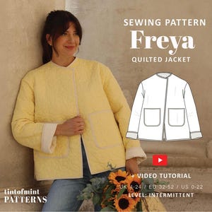 Könnte beinhalten: Ein Schnittmuster für die gesteppte Freya-Jacke, bestehend aus einer hellgelben Jacke mit langen Ärmeln, Rundhalsausschnitt und zwei Vordertaschen. Das Bild enthält eine weiße Strichzeichnung der Jacke, den Text SEWING PATTERN Freya QUILTED JACKET sowie Größenangaben für UK 4-24, EU 32-52 und US 0-22.