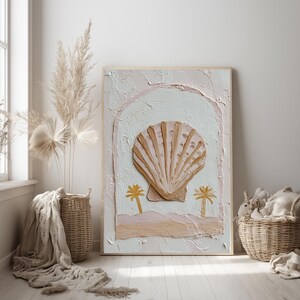 Puede incluir: Arte mural texturizado con un diseño de concha grande y marrón con dos pequeñas palmeras. La obra de arte está sobre un fondo rosa claro y blanco, enmarcada en madera clara. Estilo minimalista y costero.