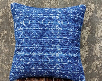 Funda de cojín con estampado azul índigo, funda de almohada artesanal con textura tejida, cojín decorativo, cojín moderno con acento para regalo.