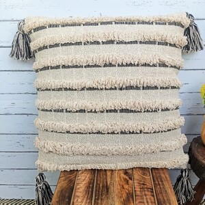 タフテッドブラックアイボリーコットンクッションカバー、テクスチャード刺繍タッセル枕カバー、インド風装飾フリンジ枕カバー、アクセントスローピロー