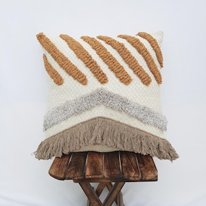 Handgetuft kussenhoes | Mosterdgeel abstract bohokussen | Sierkussen van katoen met textuur en franjes