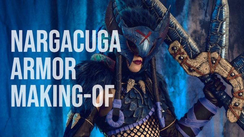 Puede incluir: Una persona vistiendo un cosplay de armadura Nargacuga azul y negro con una espada grande. El texto "Nargacuga Armor Making-Of" est&aacute; en la esquina superior izquierda de la imagen.