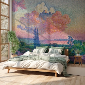 Könnte beinhalten: Ein Schlafzimmer mit einem großen Wandbild, das eine pointillistische Landschaft mit einem rosa und blauen Himmel, grünen Bäumen und einem Gewässer darstellt. Das Bett hat eine weiße Bettdecke, eine grüne Wolldecke und zwei gestreifte Kissen.