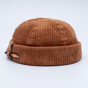 Handgjord dockermössa med pennögla. Dockerkeps i bomullsmanchester. Unisex mössa utan brätte.