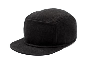 Schwarze 5 Panel Cap mit kurzem und weichem Schirm. Weiße Fünfbahnmütze aus 100% Leinen. Unisex Baseball Cap. Radsportkappe inspiriert.