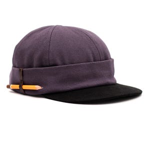 Może przedstawiać: Fioletowo-czarna czapka z krótkim daszkiem. Ołówek jest przymocowany do boku za pomocą skórzanego paska. Czapka jest wykonana z wytrzymałego materiału.