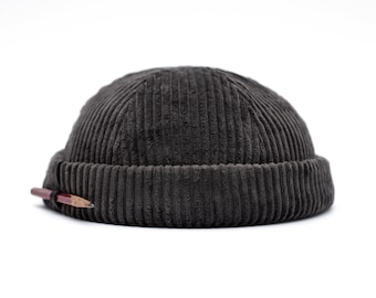 Berretto docker fatto a mano con portapenne in pelle. Cappello Docker realizzato in velluto a coste di cotone. Cappello senza tesa in velluto a coste con passante per matita. Berretto