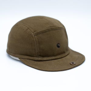 Cappellino a 5 pannelli in edizione limitata con visiera ribaltabile. Cappellino da campeggio unisex con visiera corta e morbida. Cappello a cinque pannelli fatto a mano in tela di cotone.