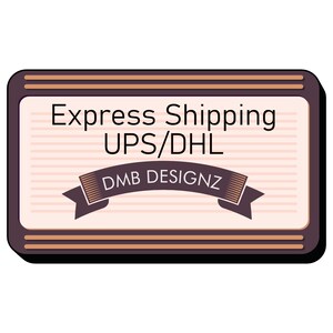 Puede incluir: Un rectángulo de rayas marrones y blancas con el texto "Express Shipping UPS/DHL" y una cinta marrón con el texto "DMB DESIGNZ" en blanco.