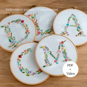 Padrão de bordado à mão com alfabeto floral, letras de design ABC com flores, monograma floral em PDF + tutorial em vídeo para iniciantes