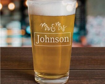 Personalisiertes Bierglas mit Gravur - Hochzeitsgeschenk für Brautpaare, Jubiläumsgeschenk für Sie und Ihn, Mr. und Mrs. Beer Glass