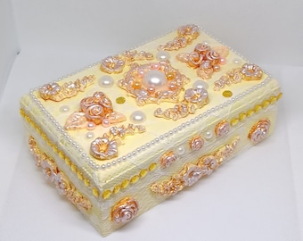 Jewelry box, wooden box, decorated in Vintage style with magnetic lid, elegant gift to store earrings, bracelets, necklaces, souvenirs.