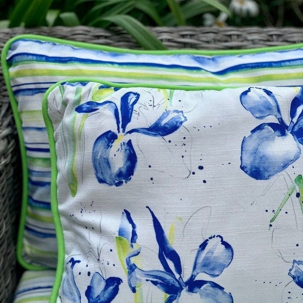 Coussin en tissu de lin de luxe aquarelle dessiné à la main, motif iris et rayures, passepoil contrastant