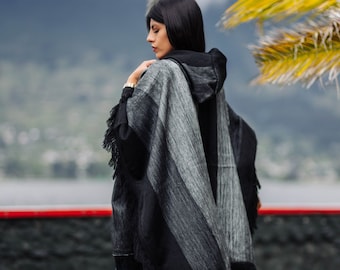 Poncho de Alpaca Carbón / Poncho de Alpaca con Capucha y Diseño Tradicional de Ecuador / Poncho de Lana Boho Hippie / Poncho Unisex Suave y Cálido