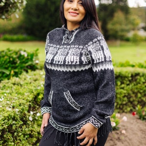 Pull en alpaga gris foncé avec un lama design traditionnel péruvien | Cardigan chaud en alpaga plus doux que la laine de cachemire | Manteau léger en alpaga