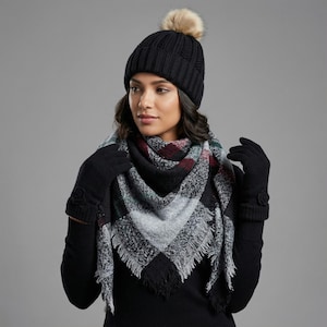 El mejor y más acogedor set de regalo para ella: gorro de punto grueso con pompón, bufanda a cuadros y guantes de alpaca / Imprescindibles de invierno
