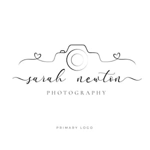 Può includere: Logo in bianco e nero di arte di linea per un'attività di fotografia chiamata "sarah newton photography". Il logo presenta una fotocamera stilizzata con cuori su entrambi i lati.