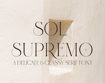 Könnte beinhalten: Eine weiße Wand mit einer braunen Serifenschrift, die "SOL SUPREMO A DELICATE & CLASSY SERIF FONT" lautet.